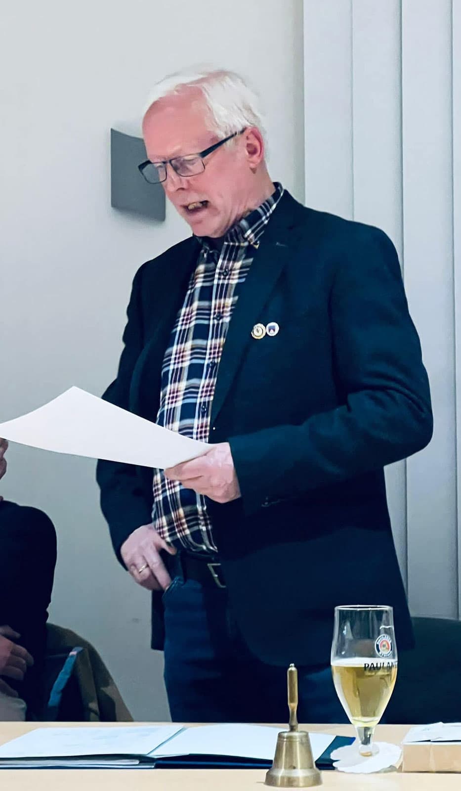 Redner mit einem Blatt in der Hand bei der Jahreshauptversammlung 2026